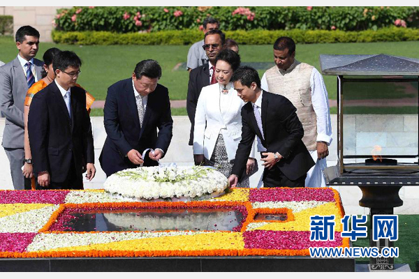 9月18日，國家主席習(xí)近平和夫人彭麗媛在新德里向甘地墓敬獻(xiàn)花圈。 新華社記者 龐興雷 攝