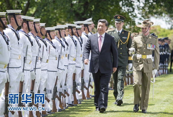 11月17日，中國(guó)國(guó)家主席習(xí)近平在堪培拉會(huì)見(jiàn)澳大利亞總督科斯格羅夫。會(huì)見(jiàn)前，科斯格羅夫在總督府草坪為習(xí)近平舉行隆重歡迎儀式。新華社記者謝環(huán)馳 攝 