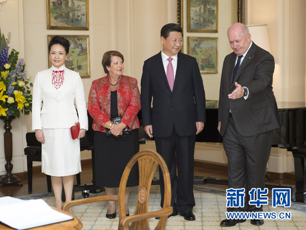 11月17日，中國(guó)國(guó)家主席習(xí)近平在堪培拉會(huì)見(jiàn)澳大利亞總督科斯格羅夫。會(huì)見(jiàn)前，科斯格羅夫在總督府草坪為習(xí)近平舉行隆重歡迎儀式。習(xí)近平和夫人彭麗媛抵達(dá)時(shí)，受到科斯格羅夫總督夫婦熱情迎接。新華社記者黃敬文 攝 