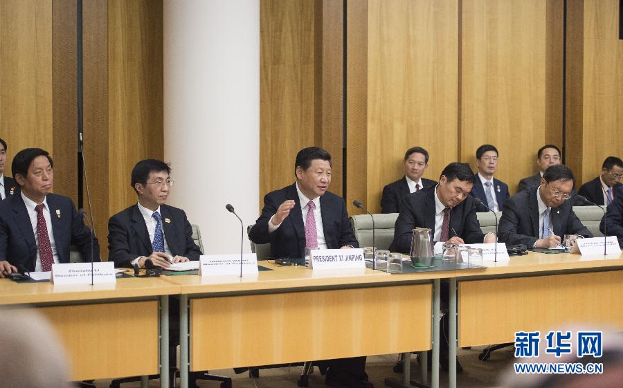 11月17日，國(guó)家主席習(xí)近平在堪培拉和澳大利亞總理阿博特共同出席第四屆中澳工商界首席執(zhí)行官圓桌會(huì)。這次會(huì)議是由澳大利亞企業(yè)領(lǐng)袖理事會(huì)和中國(guó)國(guó)家開(kāi)發(fā)銀行共同組織承辦的。新華社記者 謝環(huán)馳 攝 