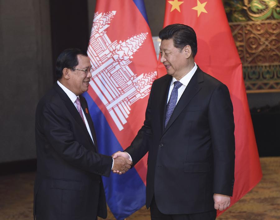 4月23日，國(guó)家主席習(xí)近平在雅加達(dá)會(huì)見(jiàn)柬埔寨首相洪森。新華社記者張鐸攝 