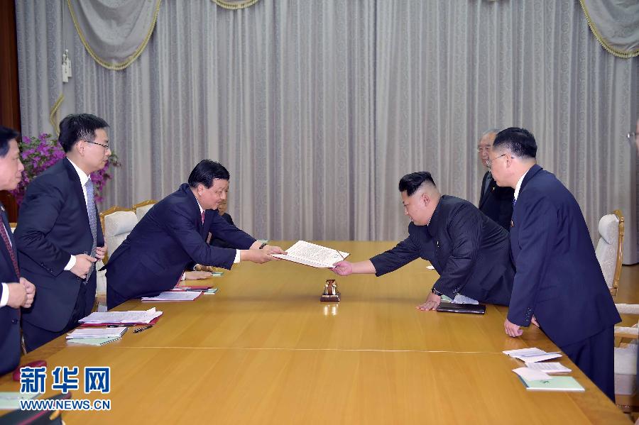 10月9日，中共中央政治局常委、中央書記處書記劉云山在平壤百花園迎賓館會見朝鮮勞動黨第一書記金正恩。這是劉云山向金正恩轉交習近平總書記的親署函。新華社記者 李濤 攝
