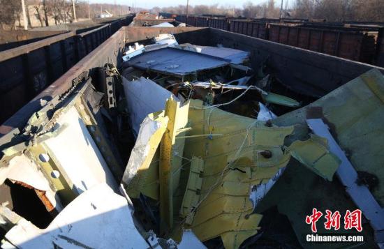 資料圖：烏克蘭頓涅茨克，MH17墜毀客機(jī)的殘骸裝上火車。圖片來源：CFP視覺中國