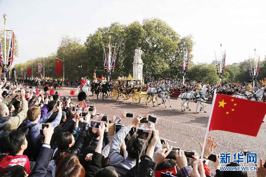 這是習(xí)近平和夫人彭麗媛在女王夫婦陪同下，乘坐皇家馬車前往白金漢宮下榻。新華社記者 周磊 攝