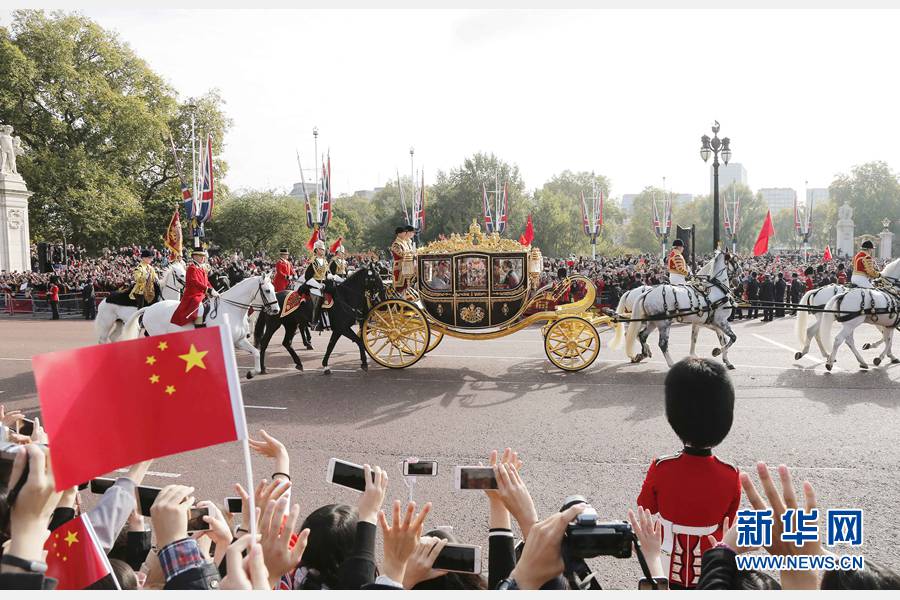 這是習(xí)近平和夫人彭麗媛在女王夫婦陪同下，乘坐皇家馬車前往白金漢宮下榻。新華社記者 周磊 攝