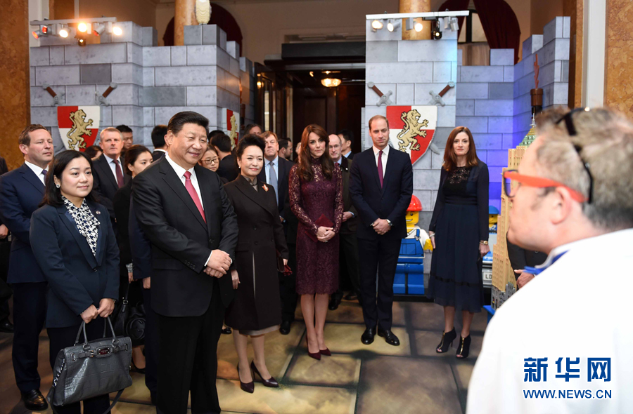 10月21日，國(guó)家主席習(xí)近平和夫人彭麗媛在英國(guó)威廉王子夫婦陪同下，出席在倫敦舉行的中英創(chuàng)意產(chǎn)業(yè)展。 新華社記者 張鐸 攝