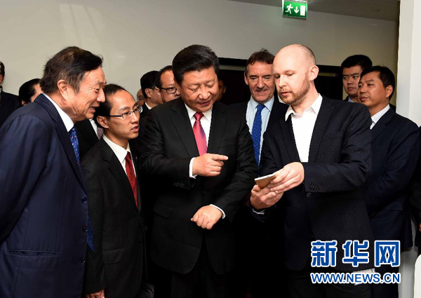 10月21日，國家主席習近平在倫敦參觀華為英國公司。 新華社記者 饒愛民 攝