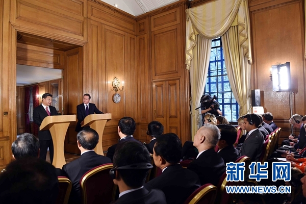 10月21日，國(guó)家主席習(xí)近平在倫敦唐寧街首相府同英國(guó)首相卡梅倫舉行會(huì)談。這是會(huì)談結(jié)束后，習(xí)近平和卡梅倫共同會(huì)見記者。 新華社記者 饒愛民 攝 