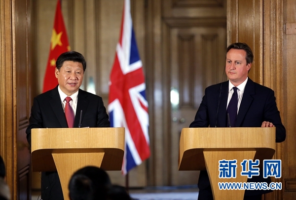 10月21日，國(guó)家主席習(xí)近平在倫敦唐寧街首相府同英國(guó)首相卡梅倫舉行會(huì)談。這是會(huì)談結(jié)束后，習(xí)近平和卡梅倫共同會(huì)見記者。 新華社記者 鞠鵬 攝 