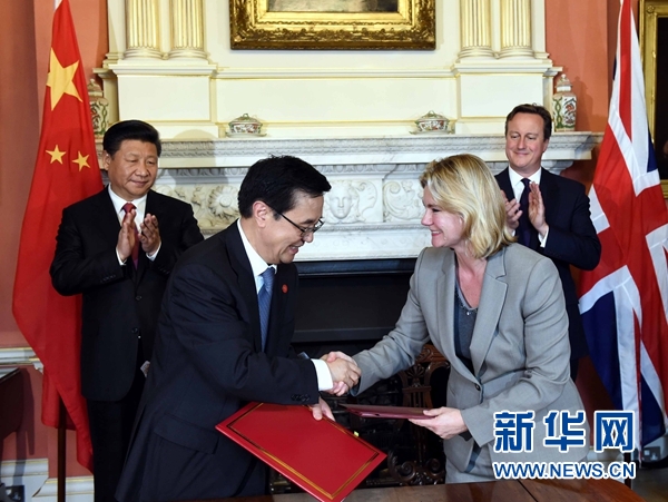 10月21日，國(guó)家主席習(xí)近平在倫敦唐寧街首相府同英國(guó)首相卡梅倫舉行會(huì)談。這是會(huì)談結(jié)束后，兩國(guó)領(lǐng)導(dǎo)人共同見證雙邊合作文件的簽署。新華社記者 饒愛民 攝 