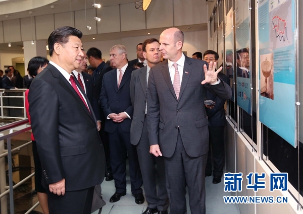 10月22日，國家主席習近平在倫敦參觀國際移動衛(wèi)星公司。新華社記者 姚大偉 攝 