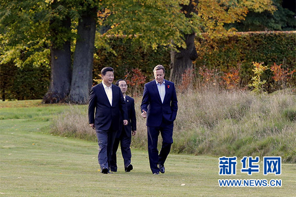 這是習近平與卡梅倫漫步草坪，邊走邊談。新華社記者 鞠鵬攝