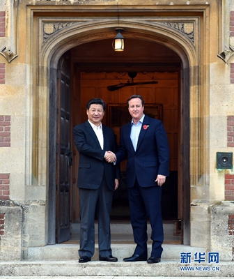 10月22日，國家主席習近平在契克斯首相鄉(xiāng)間別墅同英國首相卡梅倫再次會晤。 新華社記者 饒愛民 攝