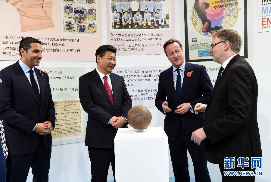 10月23日，國家主席習(xí)近平在英國首相卡梅倫陪同下，參觀曼徹斯特城市足球?qū)W院。 新華社記者 饒愛民 攝