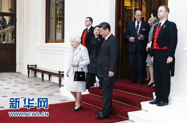 10月22日，國家主席習(xí)近平和夫人彭麗媛離開白金漢宮。離開前，英國女王伊麗莎白二世和丈夫菲利普親王專門前來同習(xí)近平夫婦親切話別。新華社記者 鞠鵬 攝