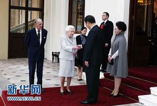 10月22日，國家主席習(xí)近平和夫人彭麗媛離開白金漢宮。離開前，英國女王伊麗莎白二世和丈夫菲利普親王專門前來同習(xí)近平夫婦親切話別。新華社記者 鞠鵬 攝