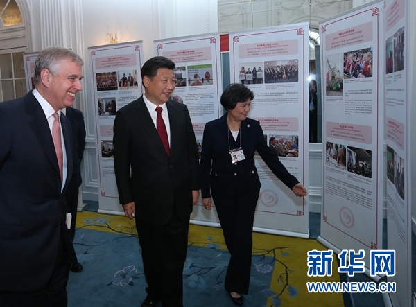 10月22日，國(guó)家主席習(xí)近平在倫敦出席全英孔子學(xué)院和孔子課堂年會(huì)開(kāi)幕式。這是習(xí)近平參觀全英孔子學(xué)院和孔子課堂成果圖片展。 新華社記者 龐興雷 攝