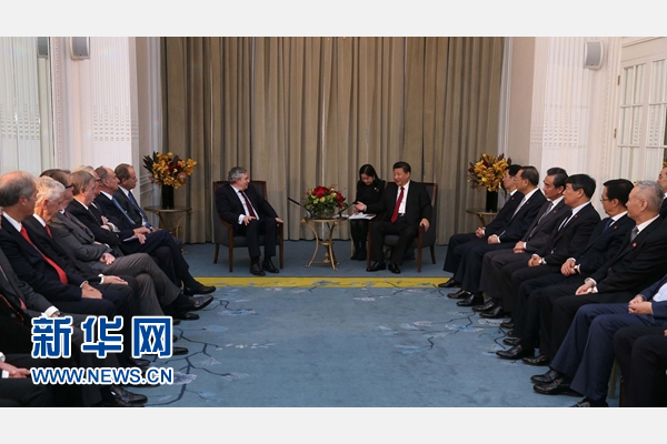 10月22日，國(guó)家主席習(xí)近平在倫敦集體會(huì)見(jiàn)英國(guó)前首相布朗等英國(guó)友人。新華社記者 龐興雷 攝 