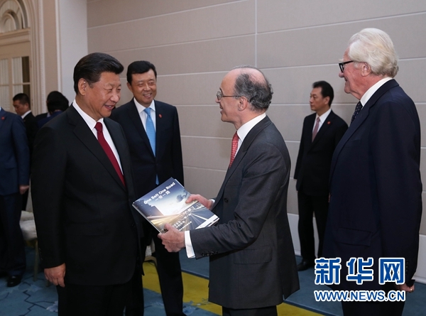 10月22日，國(guó)家主席習(xí)近平在倫敦集體會(huì)見(jiàn)英國(guó)前首相布朗等英國(guó)友人。新華社記者 龐興雷 攝 