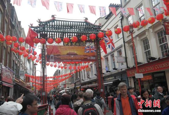 習(xí)近平主席訪問(wèn)英國(guó)，倫敦唐人街掛出大紅燈籠和中英兩國(guó)國(guó)旗。 <a target='_blank' ><p  align=