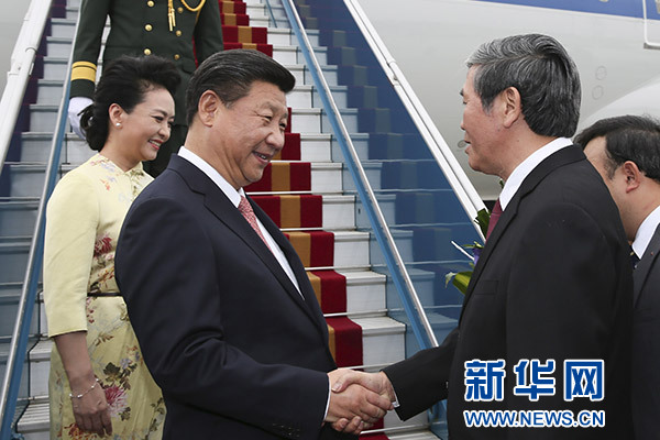 11月5日，中共中央總書記、國家主席習(xí)近平抵達(dá)越南首都河內(nèi)，開始對(duì)越南進(jìn)行國事訪問。這是越南高級(jí)官員到機(jī)場(chǎng)迎接習(xí)近平和夫人彭麗媛。新華社記者蘭紅光攝 