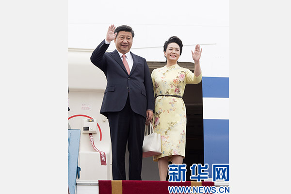 11月5日，中共中央總書記、國家主席習(xí)近平抵達(dá)越南首都河內(nèi)，開始對(duì)越南進(jìn)行國事訪問。這是習(xí)近平和夫人彭麗媛步出艙門向歡迎人群揮手致意。新華社記者 李學(xué)仁 攝