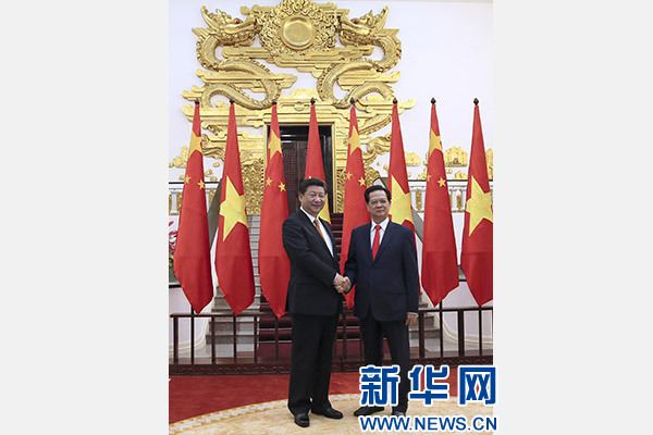 11月5日，中共中央總書記、國(guó)家主席習(xí)近平在河內(nèi)同越南總理阮晉勇舉行會(huì)談。 新華社記者 蘭紅光 攝