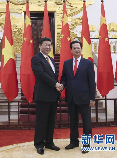 11月5日，中共中央總書記、國(guó)家主席習(xí)近平在河內(nèi)會(huì)見越南總理阮晉勇。新華社記者 蘭紅光 攝 