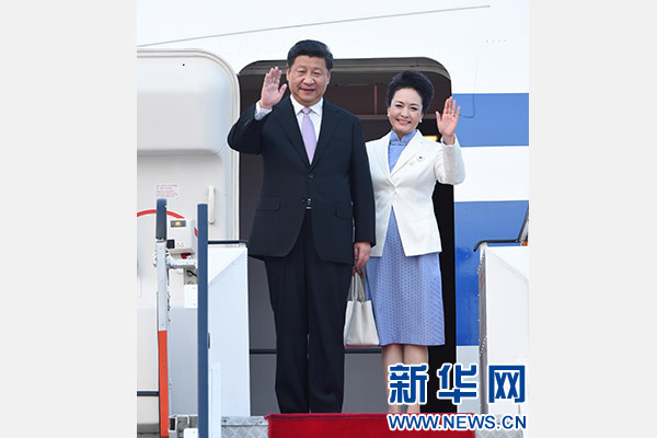11月6日，國家主席習(xí)近平抵達(dá)新加坡，開始對(duì)新加坡進(jìn)行國事訪問。這是習(xí)近平和夫人彭麗媛步出艙門。 新華社記者張鐸攝