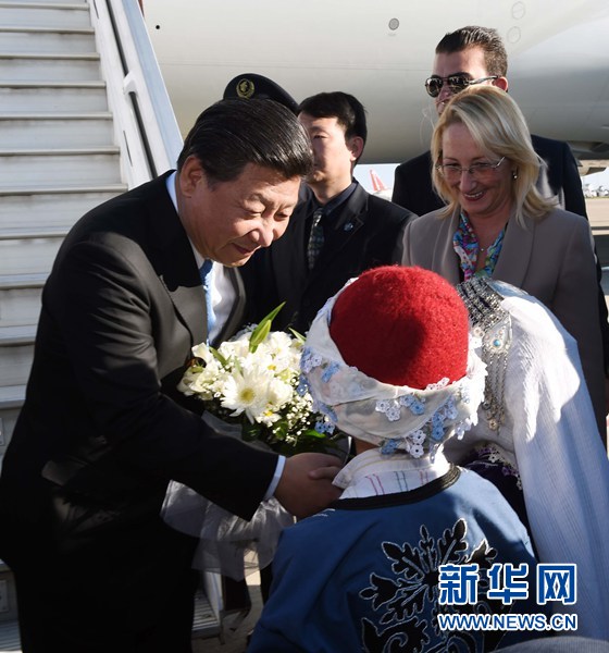 11月14日，國家主席習(xí)近平抵達(dá)土耳其安塔利亞，應(yīng)土耳其共和國總統(tǒng)埃爾多安邀請，出席二十國集團(tuán)領(lǐng)導(dǎo)人第十次峰會。這是土耳其兒童向習(xí)近平主席獻(xiàn)花。新華社記者 饒愛民 攝 