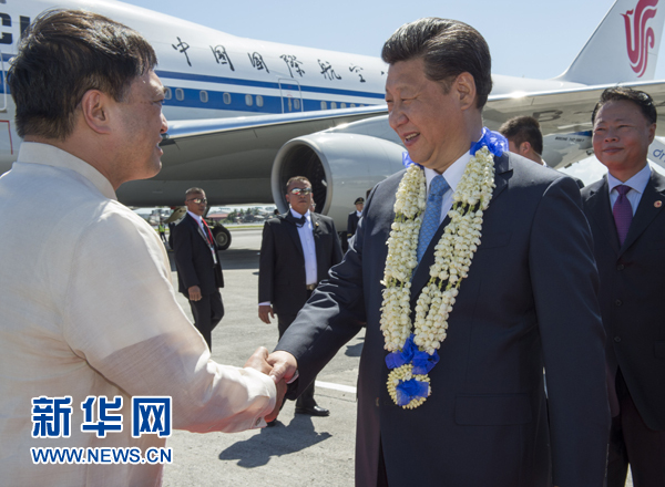 11月17日，國家主席習(xí)近平抵達菲律賓首都馬尼拉尼諾·阿基諾國際機場，出席即將舉行的亞太經(jīng)合組織第二十三次領(lǐng)導(dǎo)人非正式會議。菲律賓高級官員到機場迎接習(xí)近平主席。新華社記者李學(xué)仁攝