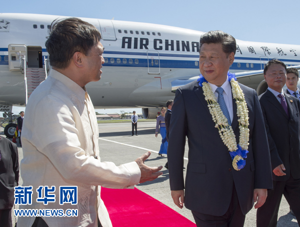 11月17日，國家主席習(xí)近平抵達菲律賓首都馬尼拉尼諾·阿基諾國際機場，出席即將舉行的亞太經(jīng)合組織第二十三次領(lǐng)導(dǎo)人非正式會議。菲律賓高級官員到機場迎接習(xí)近平主席。新華社記者李學(xué)仁攝