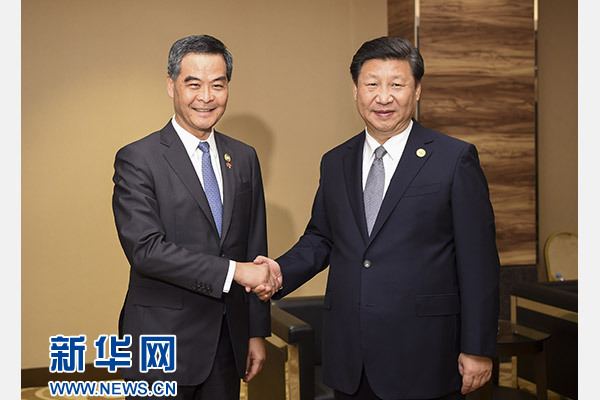 11月18日，國家主席習(xí)近平在菲律賓馬尼拉會見前來出席亞太經(jīng)合組織第二十三次領(lǐng)導(dǎo)人非正式會議的香港特別行政區(qū)行政長官梁振英。新華社記者謝環(huán)馳攝
