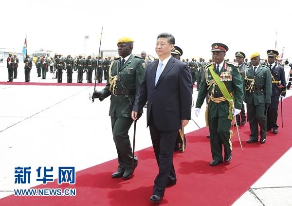 12月1日，中國國家主席習(xí)近平乘專機(jī)抵達(dá)津巴布韋首都哈拉雷，開始對津巴布韋進(jìn)行國事訪問。津巴布韋總統(tǒng)穆加貝在機(jī)場舉行隆重歡迎儀式。這是習(xí)近平檢閱儀仗隊(duì)。新華社記者 黃敬文 攝 