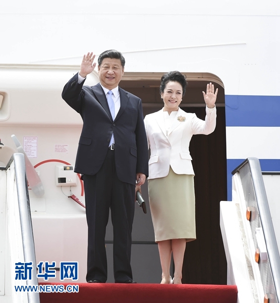 12月1日，中國國家主席習(xí)近平乘專機(jī)抵達(dá)津巴布韋首都哈拉雷，開始對津巴布韋進(jìn)行國事訪問。津巴布韋總統(tǒng)穆加貝在機(jī)場舉行隆重歡迎儀式。這是習(xí)近平和夫人彭麗媛向歡迎人群揮手致意。新華社記者 謝環(huán)馳 攝 