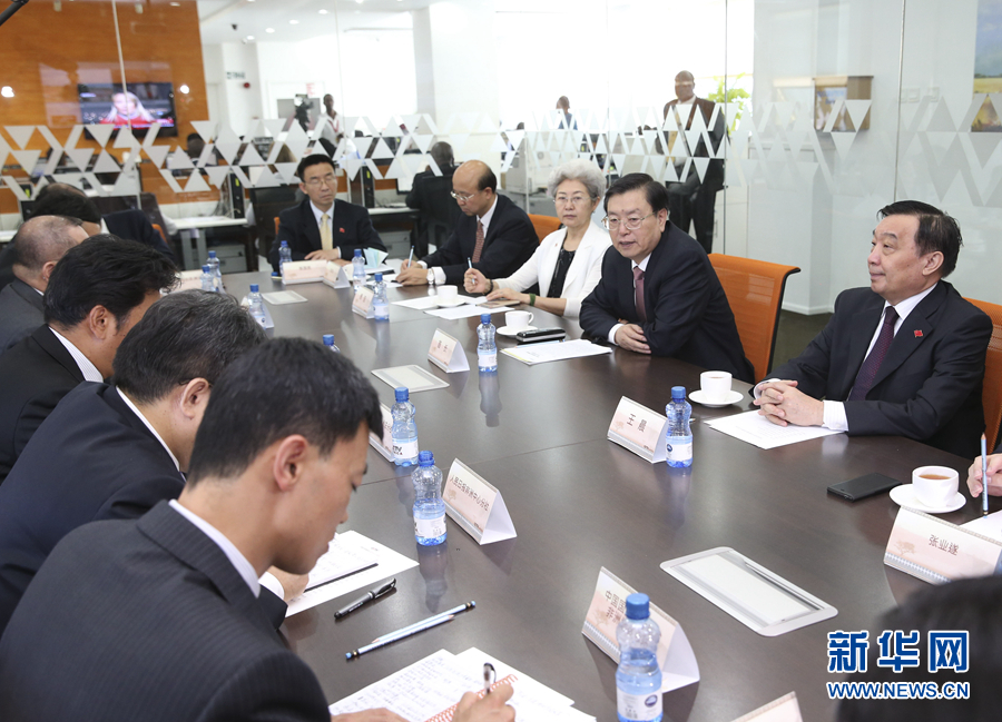 這是3月25日，張德江在肯尼亞首都內(nèi)羅畢考察中央電視臺非洲分臺并接見中央媒體駐非洲機(jī)構(gòu)負(fù)責(zé)人。 新華社記者馬占成攝