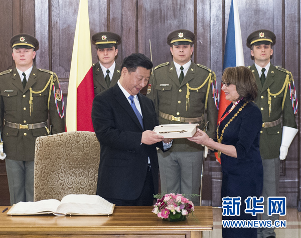 當(dāng)?shù)貢r間3月29日，國家主席習(xí)近平在捷克布拉格會見布拉格市長科爾娜喬娃，并接受科爾娜喬娃代表該市贈予的城市鑰匙。 新華社記者 王曄 攝