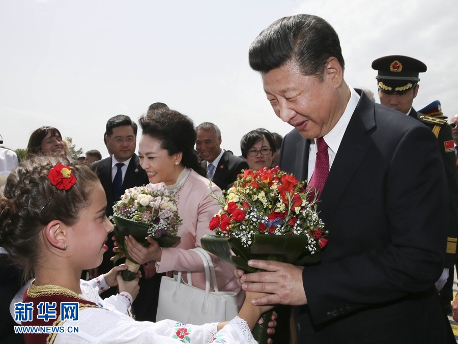  6月17日，國家主席習近平乘專機抵達貝爾格萊德，開始對塞爾維亞共和國進行國事訪問。塞爾維亞少年兒童向習近平和夫人彭麗媛獻上鮮花。新華社記者 蘭紅光 攝 