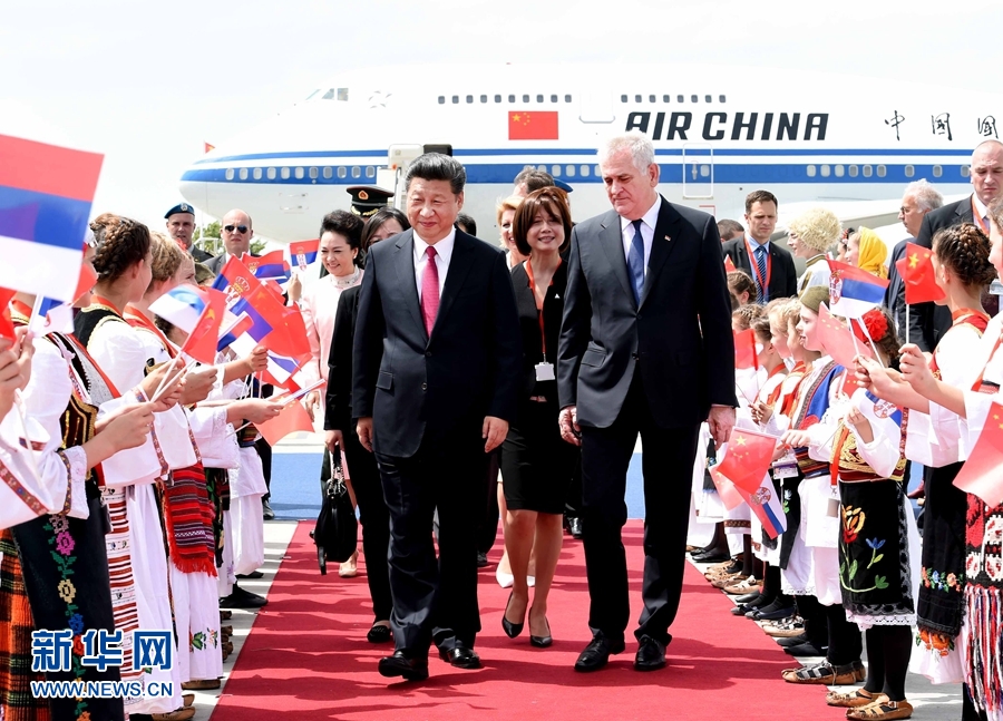 6月17日，國家主席習近平乘專機抵達貝爾格萊德，開始對塞爾維亞共和國進行國事訪問。習近平和夫人彭麗媛在機場受到塞爾維亞總統(tǒng)尼科利奇夫婦的熱情迎接。新華社記者 饒愛民 攝