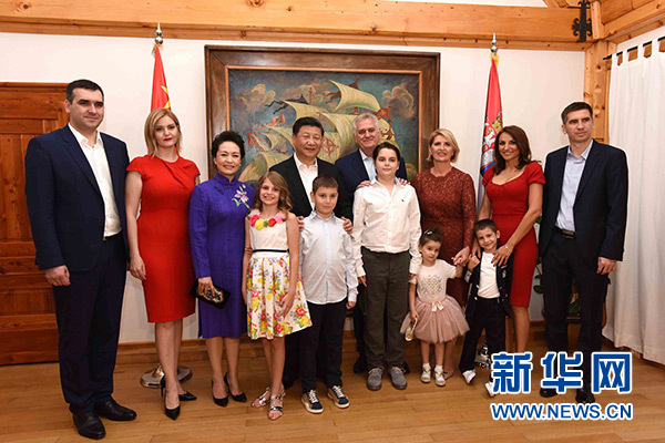 當?shù)貢r間6月17日，國家主席習近平同塞爾維亞總統(tǒng)尼科利奇在貝爾格萊德舉行會晤。這是習近平和夫人彭麗媛同尼科利奇夫婦及家人在和平別墅合影。新華社記者饒愛民攝