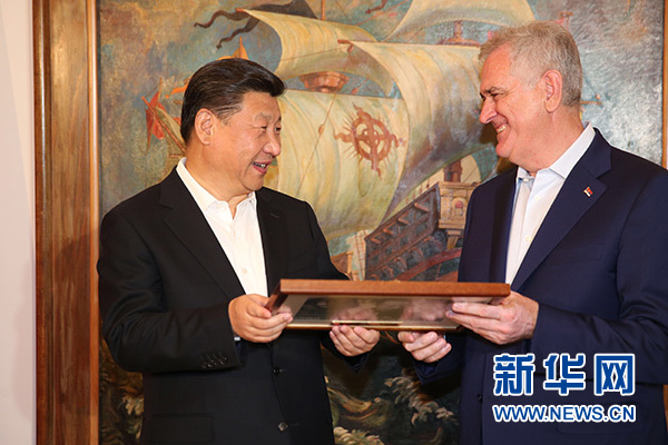 當?shù)貢r間6月17日，國家主席習近平同塞爾維亞總統(tǒng)尼科利奇在貝爾格萊德舉行會晤。這是尼科利奇向習近平贈送紀念品。新華社記者饒愛民攝