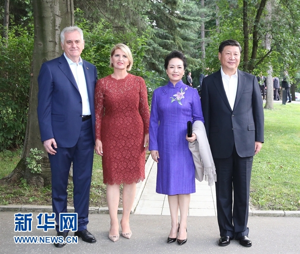 當?shù)貢r間6月17日，國家主席習近平同塞爾維亞總統(tǒng)尼科利奇在貝爾格萊德舉行會晤。這是習近平和夫人彭麗媛同尼科利奇夫婦在和平別墅合影。新華社記者 丁林 攝