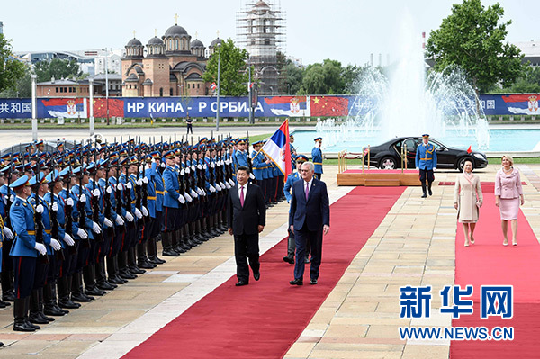 6月18日，國家主席習近平出席塞爾維亞總統(tǒng)尼科利奇在貝爾格萊德舉行的隆重歡迎儀式。 新華社記者饒愛民攝