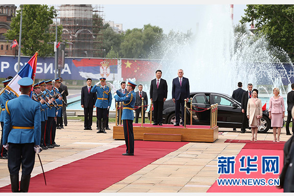  6月18日，國家主席習近平出席塞爾維亞總統(tǒng)尼科利奇在貝爾格萊德舉行的隆重歡迎儀式。 新華社記者馬占成攝
