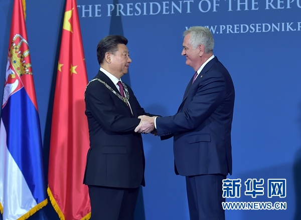 6月18日，國家主席習(xí)近平在貝爾格萊德同塞爾維亞總統(tǒng)尼科利奇舉行會(huì)談。會(huì)談后，尼科利奇向習(xí)近平授予塞爾維亞最高級別勛章“共和國一級榮譽(yù)勛章”，感謝習(xí)近平為中塞關(guān)系發(fā)展作出的杰出貢獻(xiàn)。新華社記者 李濤 攝 