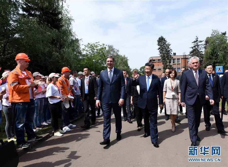 6月19日上午，國家主席習(xí)近平在貝爾格萊德參觀河鋼集團(tuán)塞爾維亞斯梅代雷沃鋼廠。習(xí)近平抵達(dá)時，塞爾維亞總統(tǒng)尼科利奇、總理武契奇在停車處熱情迎接。鋼廠工人和家屬、當(dāng)?shù)厥忻駭?shù)千人夾道歡迎。新華社記者 饒愛民 攝