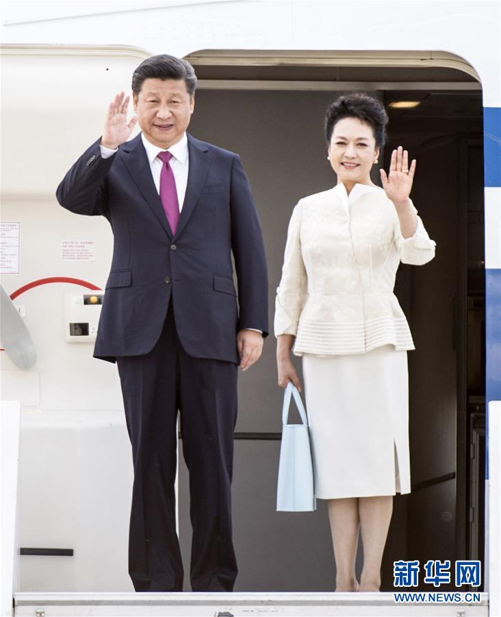 6月19日，國家主席習近平抵達華沙，開始對波蘭共和國進行國事訪問。這是習近平和夫人彭麗媛步出艙門。 新華社記者 謝環(huán)馳 攝 