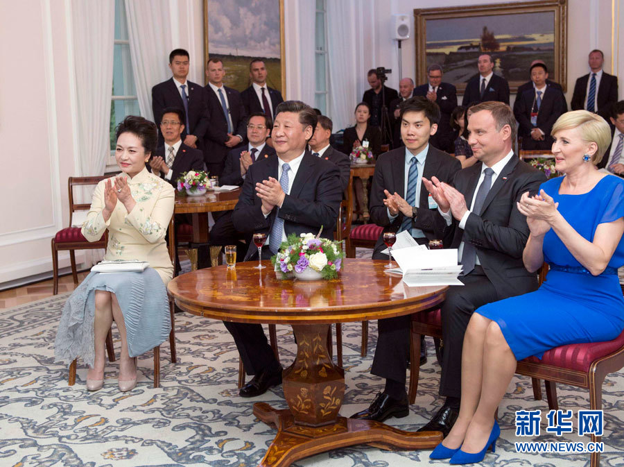 6月19日，國(guó)家主席習(xí)近平和夫人彭麗媛下午抵達(dá)波蘭首都華沙，當(dāng)晚即應(yīng)邀來到貝爾維德宮做客。這是習(xí)近平和彭麗媛同杜達(dá)夫婦共同欣賞波蘭馬佐夫舍民族歌舞團(tuán)的精彩演出。新華社記者 謝環(huán)馳 攝 