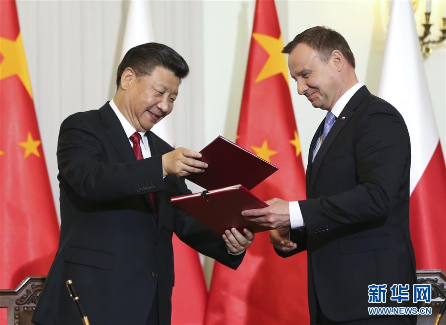 6月20日，國家主席習(xí)近平在華沙同波蘭總統(tǒng)杜達(dá)舉行會談。這是會談后，兩國元首共同簽署《中華人民共和國和波蘭共和國關(guān)于建立全面戰(zhàn)略伙伴關(guān)系的聯(lián)合聲明》。新華社記者蘭紅光攝