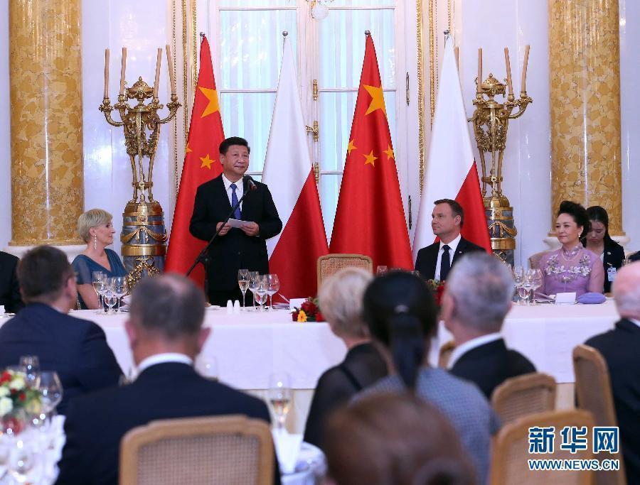 6月20日，國家主席習(xí)近平出席波蘭總統(tǒng)杜達(dá)在華沙王宮舉行的盛大歡迎晚宴。 新華社記者 劉衛(wèi)兵 攝